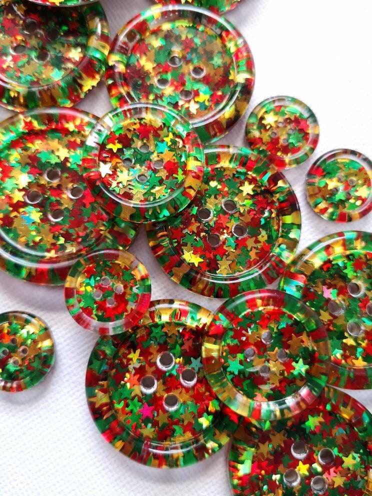 The Nadolig Llawen Button – Welsh Christmas Resin Button with Red, Gold and Green Sparkle Stars