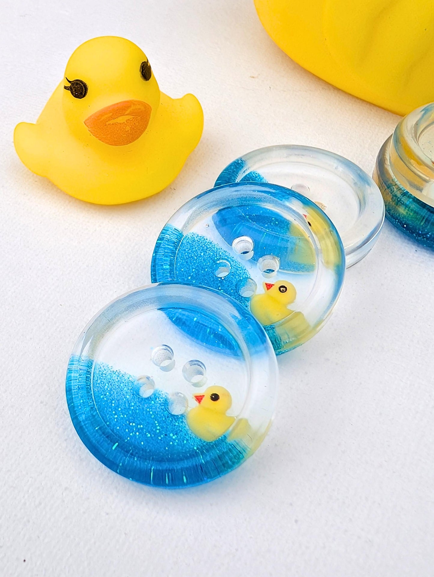 The Feeling Ducky Button – Sparkly Blue Transparent Resin Button with Floating Rubber Duck