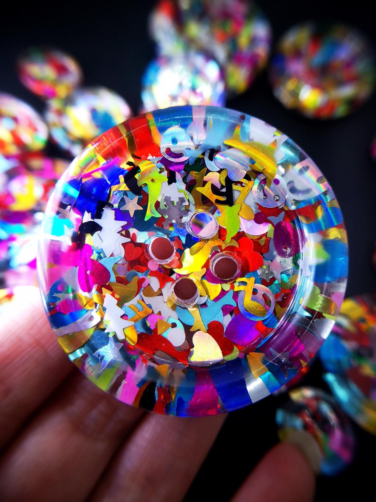 The Shiny Happy People Button – Colourful 90s Nostalgia Resin Button with Glitter and Shapes