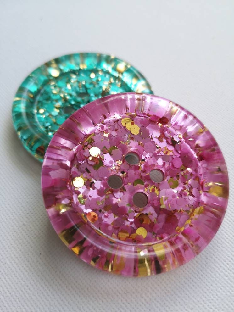 The Dolly button - kitsch shimmering pearl pink and twinkly gold glitter