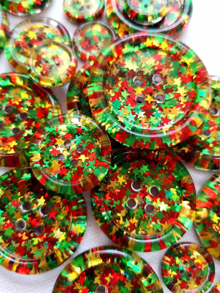The Nadolig Llawen Button – Welsh Christmas Resin Button with Red, Gold and Green Sparkle Stars