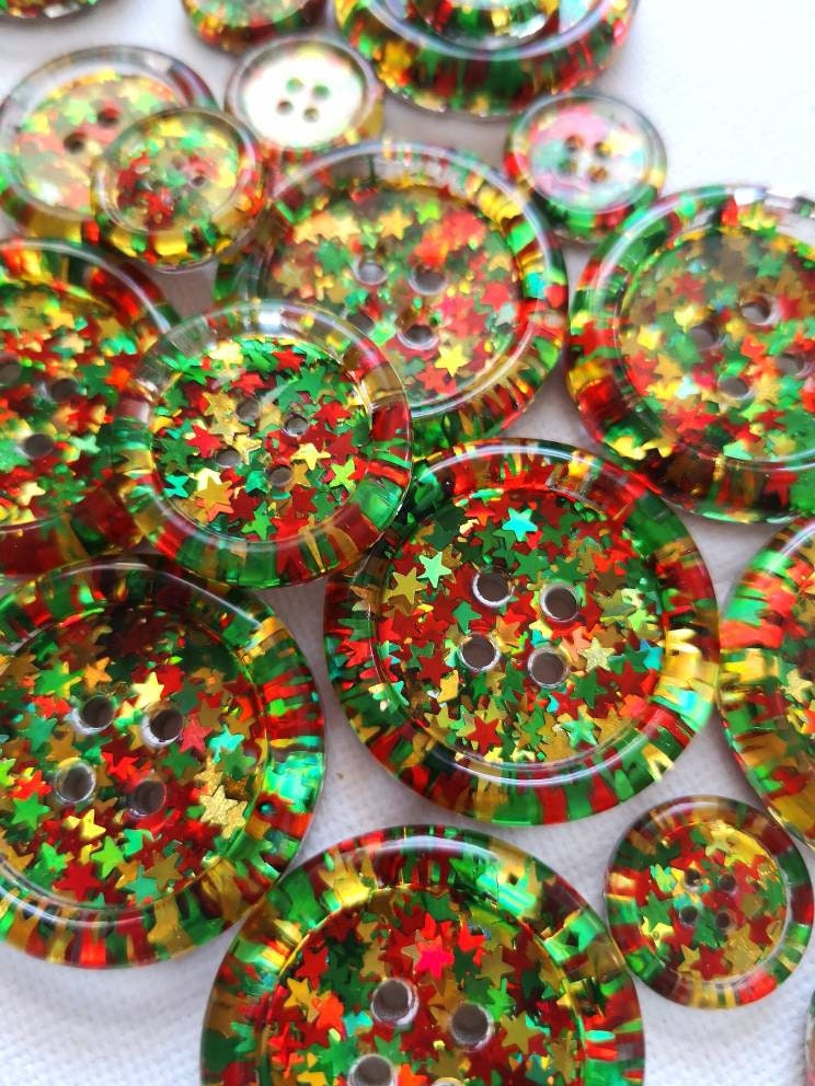 The Nadolig Llawen Button – Welsh Christmas Resin Button with Red, Gold and Green Sparkle Stars