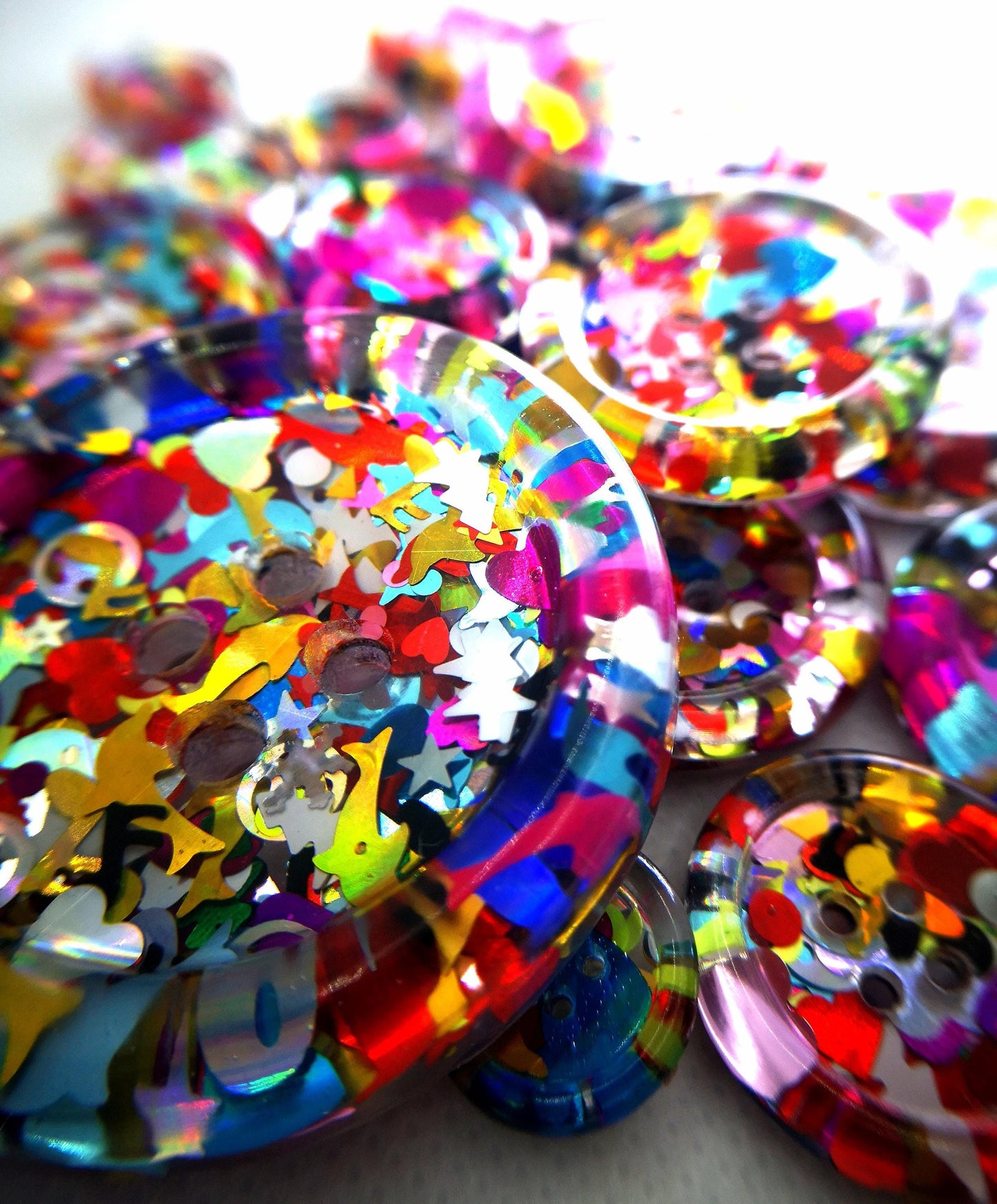 The Shiny Happy People Button – Colourful 90s Nostalgia Resin Button with Glitter and Shapes