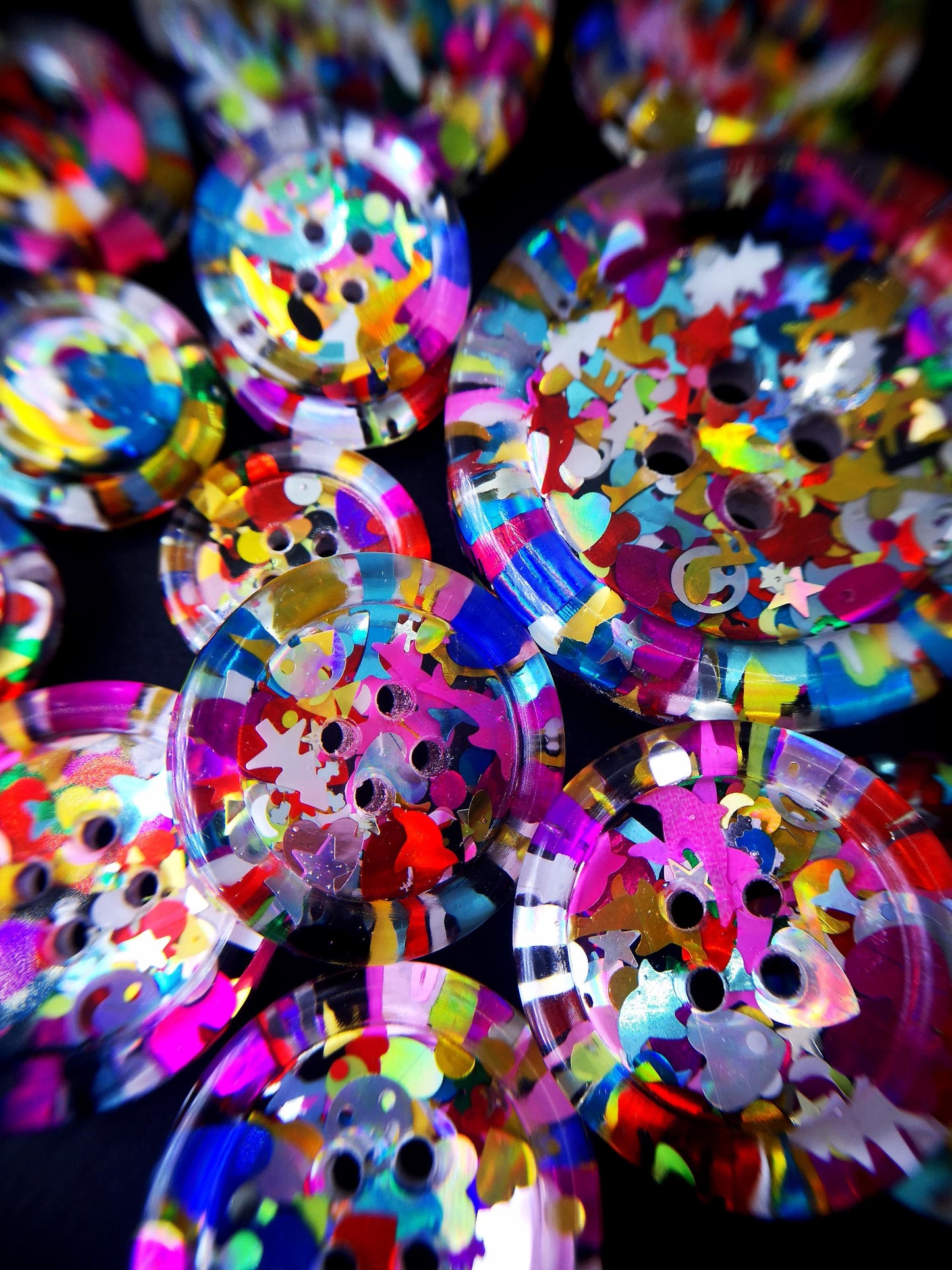 The Shiny Happy People Button – Colourful 90s Nostalgia Resin Button with Glitter and Shapes