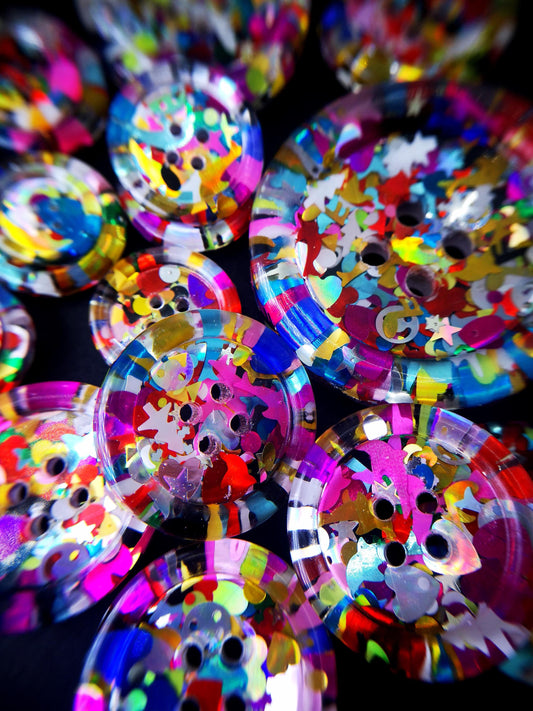 The Shiny Happy People Button – Colourful 90s Nostalgia Resin Button with Glitter and Shapes