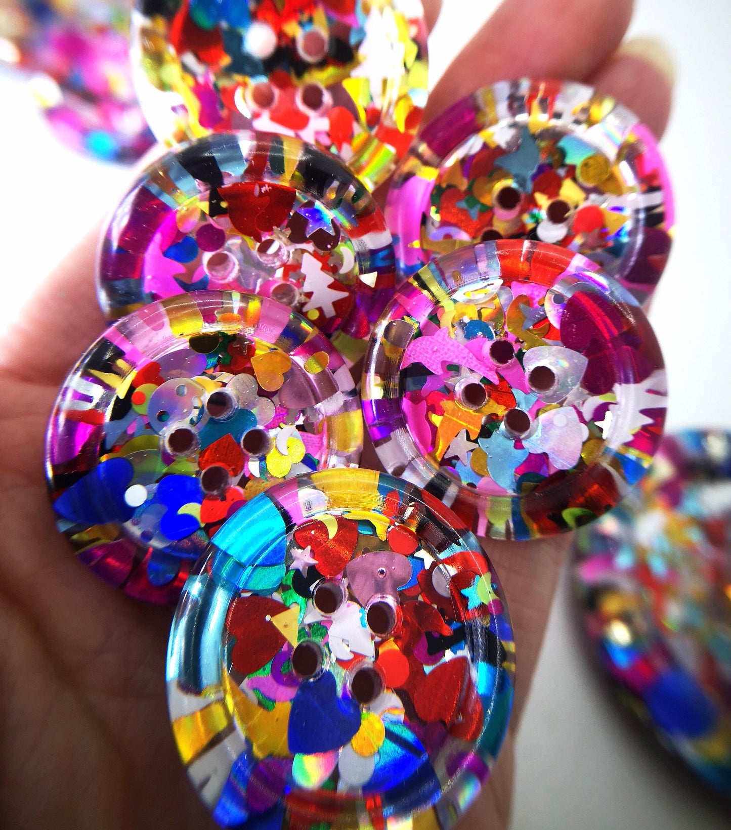 The Shiny Happy People Button – Colourful 90s Nostalgia Resin Button with Glitter and Shapes