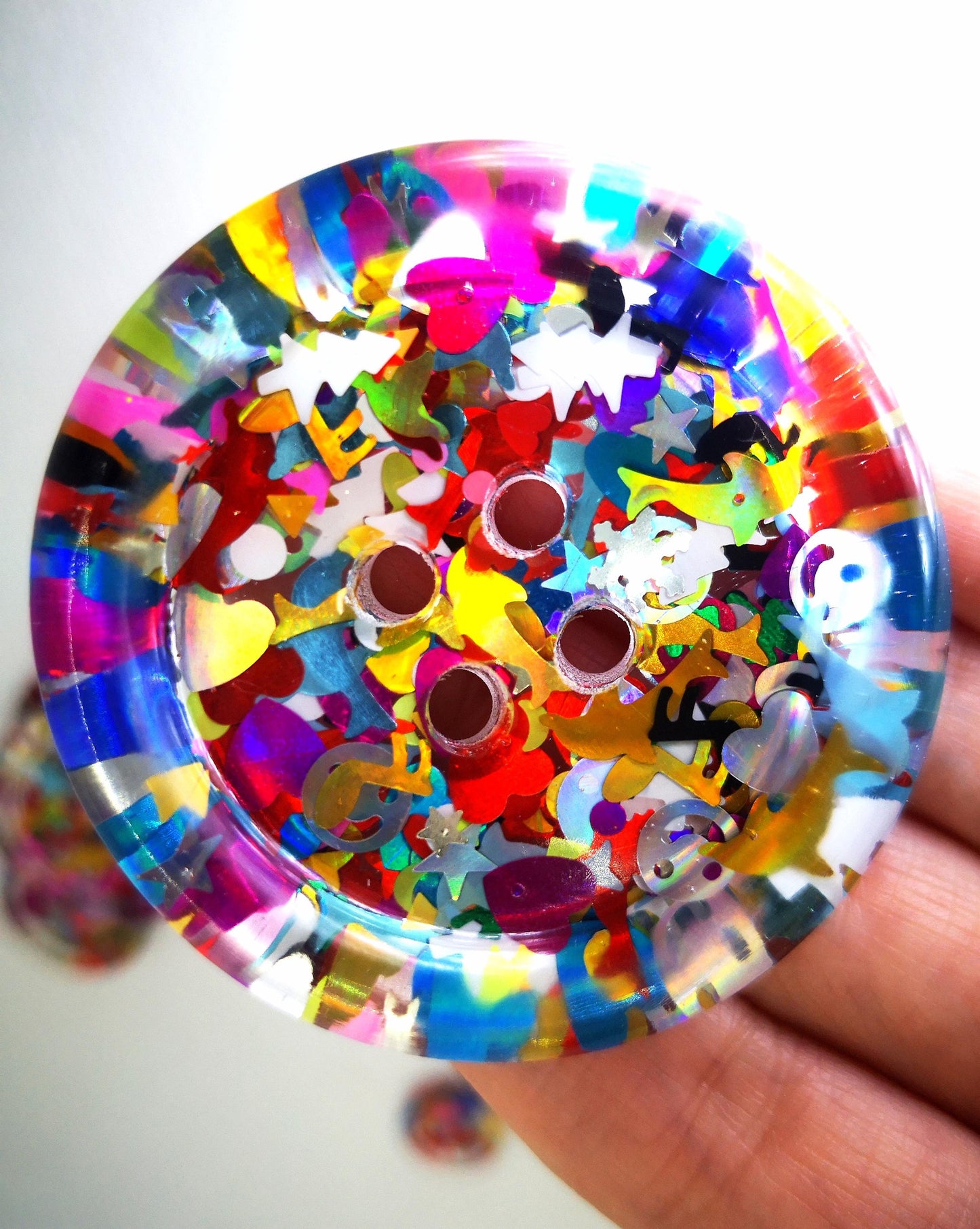 The Shiny Happy People Button – Colourful 90s Nostalgia Resin Button with Glitter and Shapes