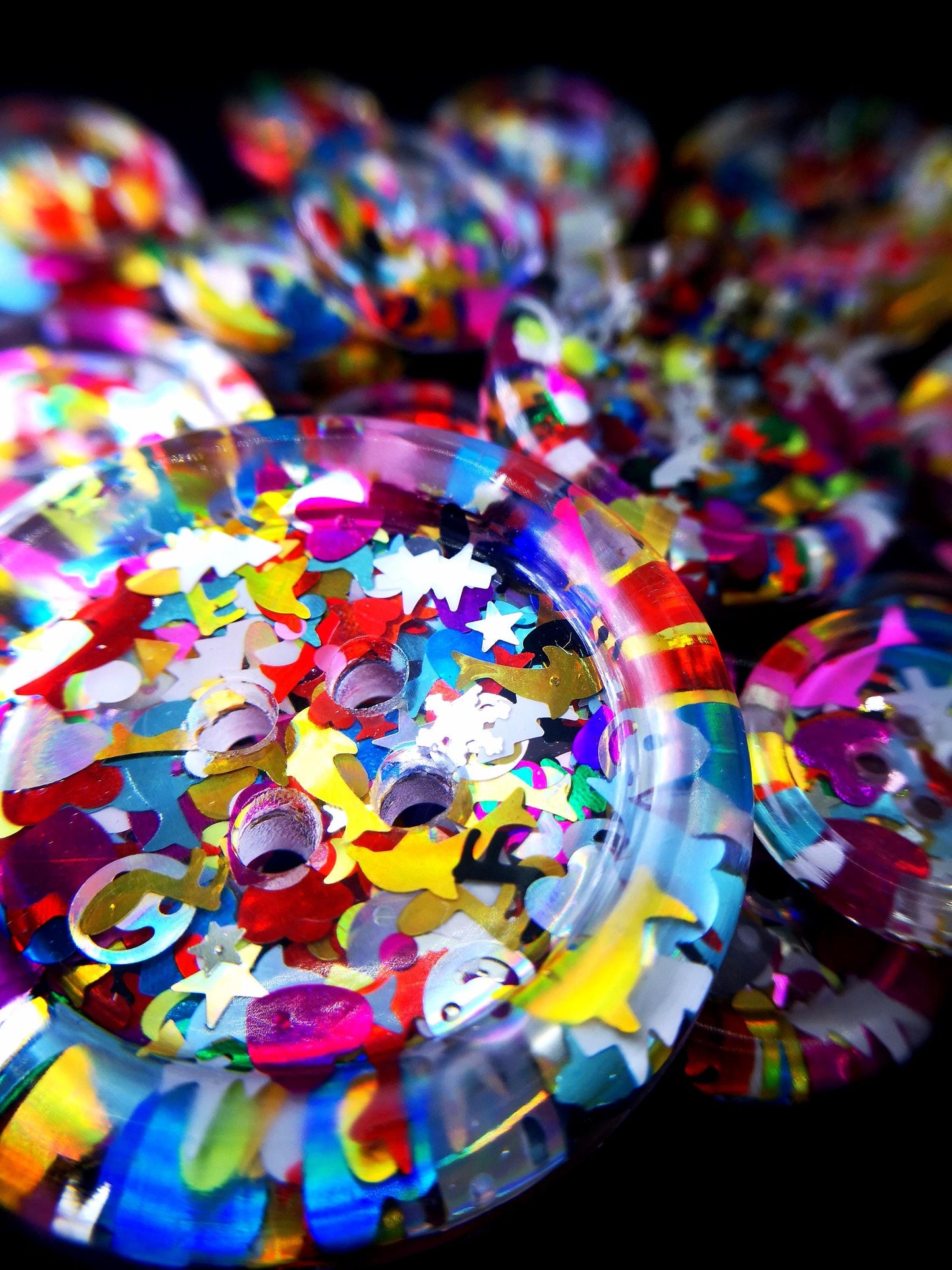 The Shiny Happy People Button – Colourful 90s Nostalgia Resin Button with Glitter and Shapes