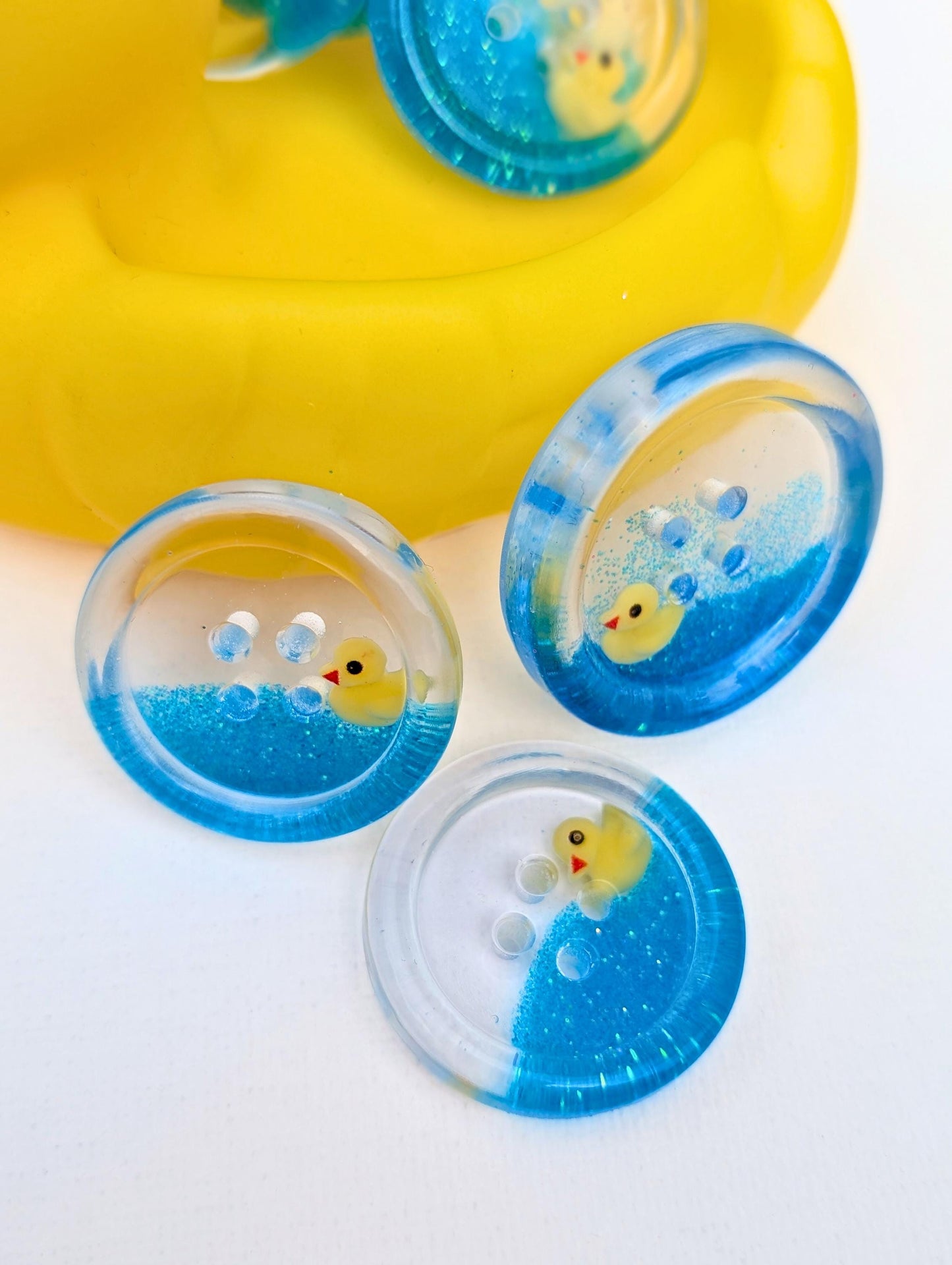 The Feeling Ducky Button – Sparkly Blue Transparent Resin Button with Floating Rubber Duck
