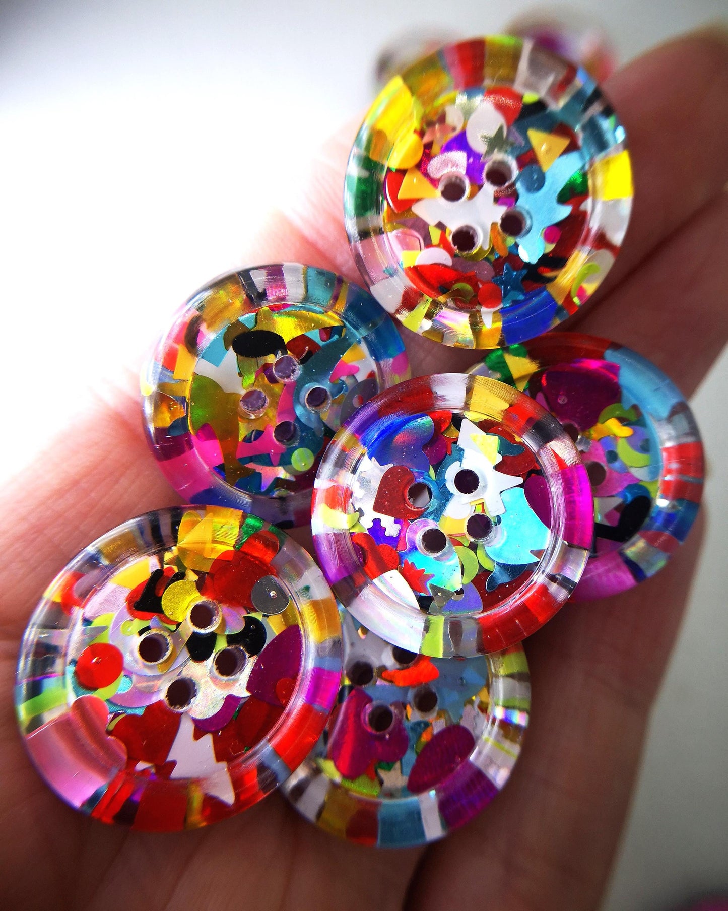 The Shiny Happy People Button – Colourful 90s Nostalgia Resin Button with Glitter and Shapes