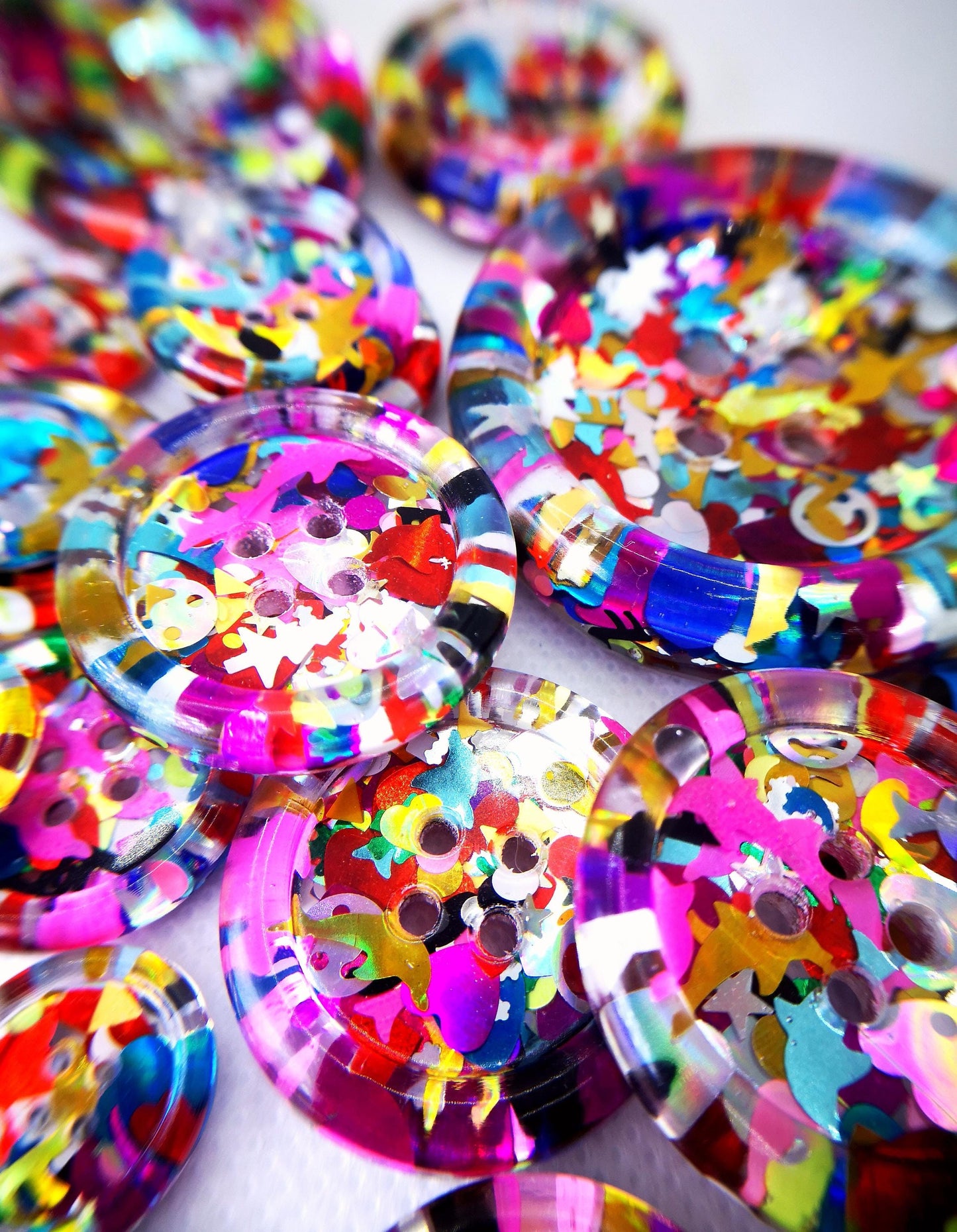 The Shiny Happy People Button – Colourful 90s Nostalgia Resin Button with Glitter and Shapes