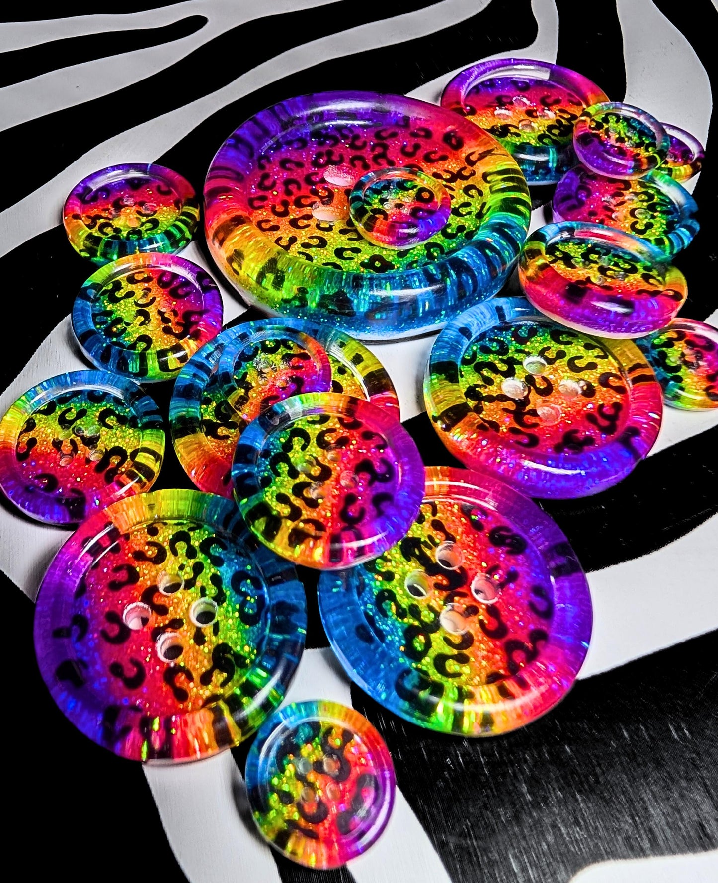 The Feeling Paw-sitive – Bright Retro Rainbow Leopard Print Resin Button, Lisa Frank Inspired